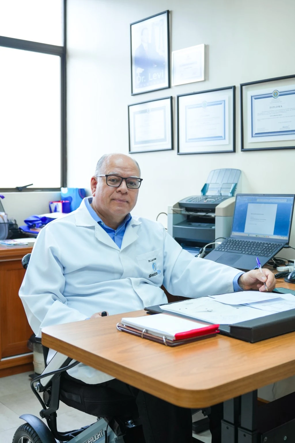 Dr. Levi em seu consultório médico