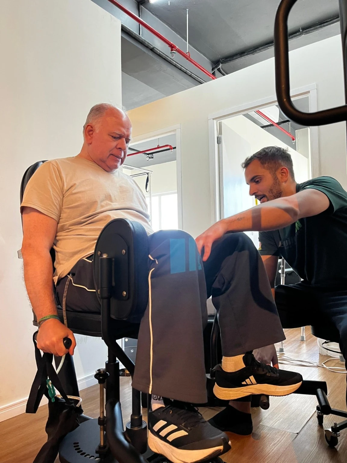 Dr. Levi realizando exercício acompanhado por profissional
